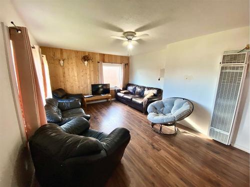 427 26 Street, Fort Macleod, AB - Indoor Photo Showing Living Room