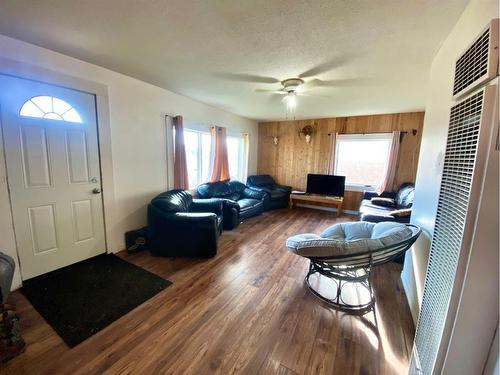 427 26 Street, Fort Macleod, AB - Indoor Photo Showing Living Room