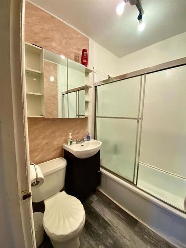 427 26 Street, Fort Macleod, AB - Indoor Photo Showing Bathroom