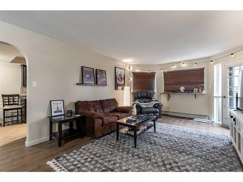 203-5015 51 Street, Taber, AB - Indoor Photo Showing Living Room