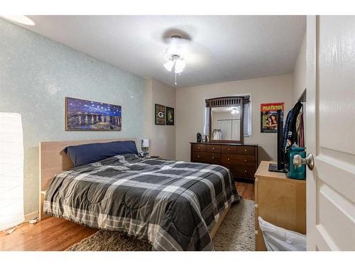 203-5015 51 Street, Taber, AB - Indoor Photo Showing Bedroom