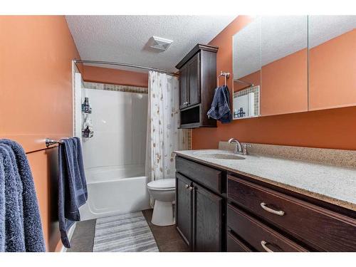 203-5015 51 Street, Taber, AB - Indoor Photo Showing Bathroom