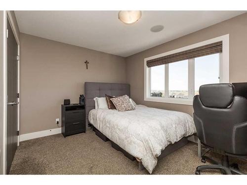 425 Arbourwood Terrace South, Lethbridge, AB - Indoor Photo Showing Bedroom