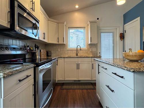 38 Riverland Close West, Lethbridge, AB - Indoor Photo Showing Kitchen With Upgraded Kitchen