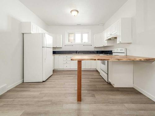 4717 7 Street, Coalhurst, AB - Indoor Photo Showing Kitchen