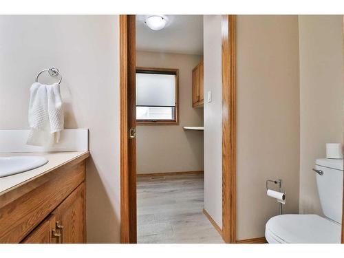 233 Coachwood Point West, Lethbridge, AB - Indoor Photo Showing Bathroom