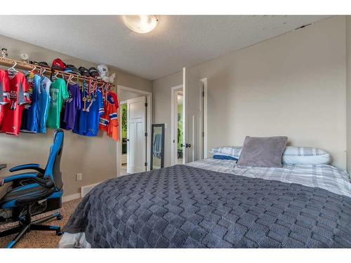 431 Mary Cameron Crescent North, Lethbridge, AB - Indoor Photo Showing Bedroom