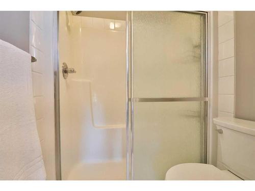 242 6 Street, Stirling, AB - Indoor Photo Showing Bathroom