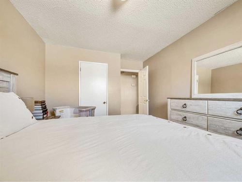 4902 62 Avenue, Taber, AB - Indoor Photo Showing Bedroom