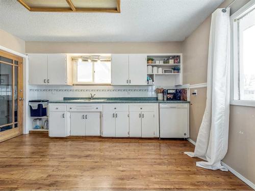 4902 62 Avenue, Taber, AB - Indoor Photo Showing Kitchen