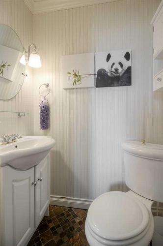349 Leaside Avenue South, Lethbridge, AB - Indoor Photo Showing Bathroom