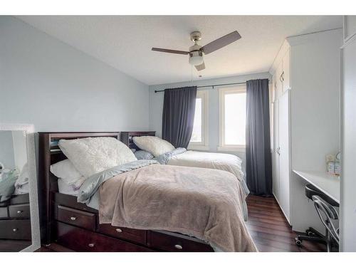 349 Leaside Avenue South, Lethbridge, AB - Indoor Photo Showing Bedroom