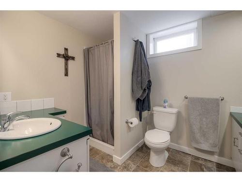 1100 25 Street North, Lethbridge, AB - Indoor Photo Showing Bathroom