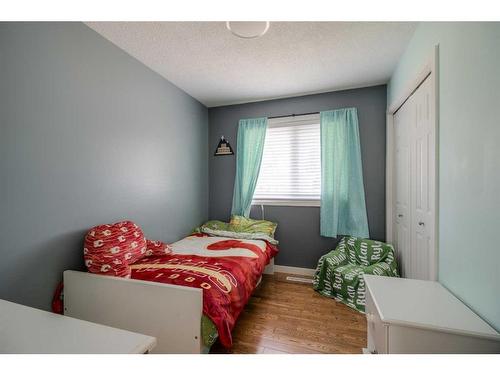 1100 25 Street North, Lethbridge, AB - Indoor Photo Showing Bedroom