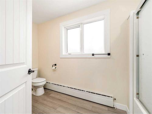 976 Macleod Street, Pincher Creek, AB - Indoor Photo Showing Bathroom