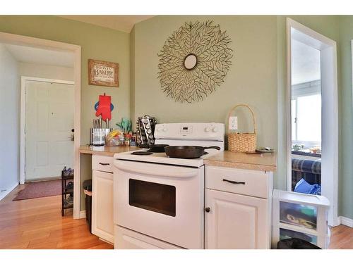 209 4A Street, Stirling, AB - Indoor Photo Showing Kitchen
