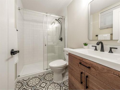 260 Coachwood Point West, Lethbridge, AB - Indoor Photo Showing Bathroom