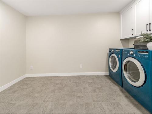 260 Coachwood Point West, Lethbridge, AB - Indoor Photo Showing Laundry Room