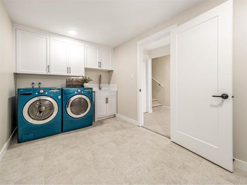 260 Coachwood Point West, Lethbridge, AB - Indoor Photo Showing Laundry Room