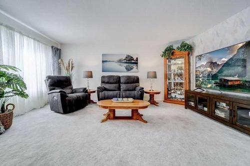 2220 24 Avenue, Coaldale, AB - Indoor Photo Showing Living Room