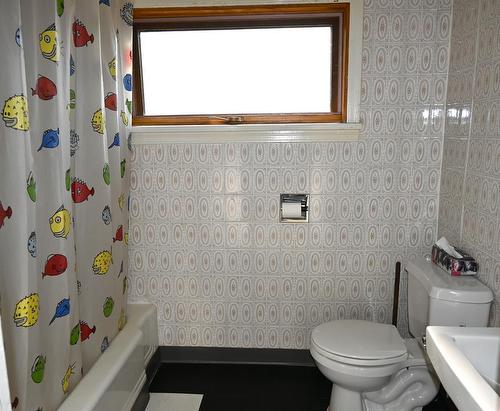 13330 17 Avenue, Blairmore, AB - Indoor Photo Showing Bathroom