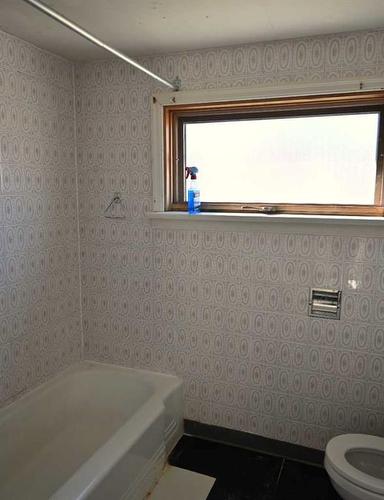 13330 17 Avenue, Blairmore, AB - Indoor Photo Showing Bathroom