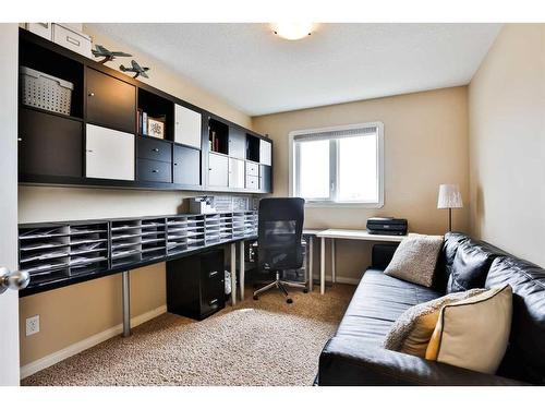4667 63 Avenue, Taber, AB - Indoor Photo Showing Office