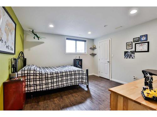 4667 63 Avenue, Taber, AB - Indoor Photo Showing Bedroom