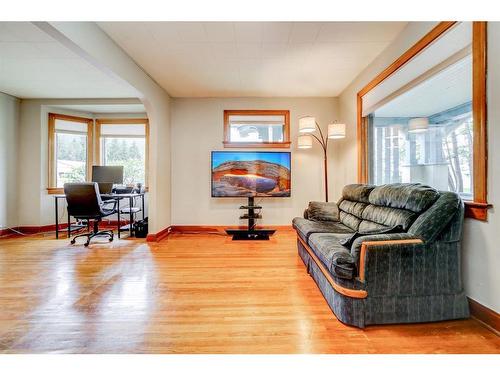 13002 17 Avenue, Blairmore, AB - Indoor Photo Showing Living Room