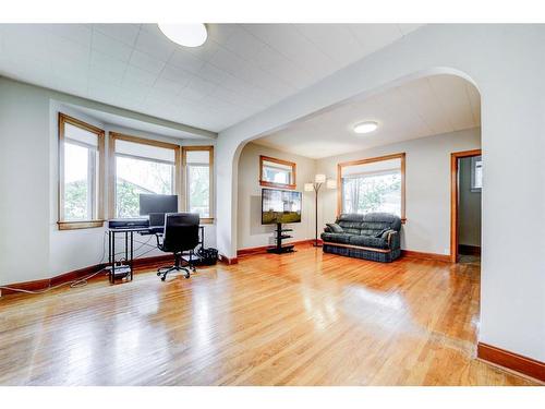 13002 17 Avenue, Blairmore, AB - Indoor Photo Showing Living Room