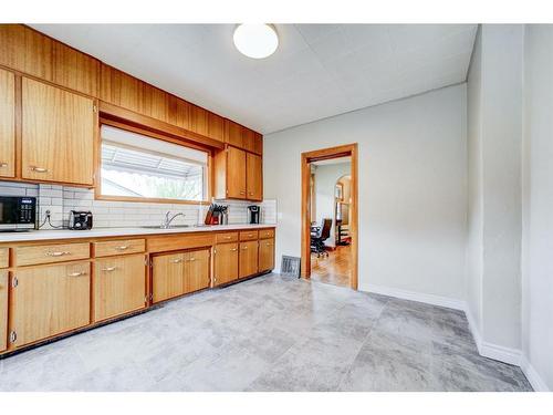 13002 17 Avenue, Blairmore, AB - Indoor Photo Showing Kitchen