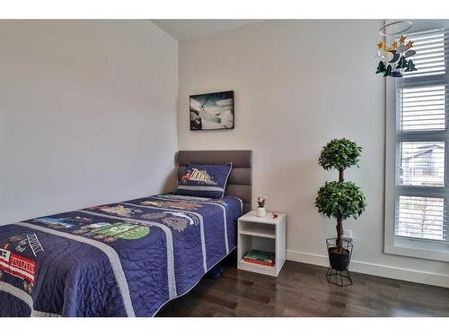 594 Devonia Road West, Lethbridge, AB - Indoor Photo Showing Bedroom
