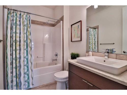 594 Devonia Road West, Lethbridge, AB - Indoor Photo Showing Bathroom