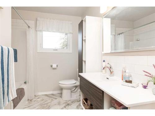 2216 28 Street South, Lethbridge, AB - Indoor Photo Showing Bathroom
