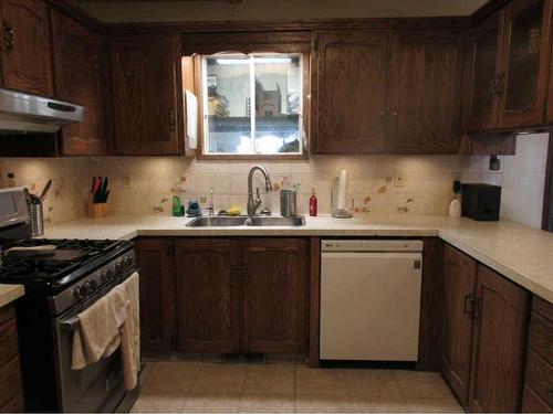 162022-134 Range Road, Vauxhall, AB - Indoor Photo Showing Kitchen With Double Sink