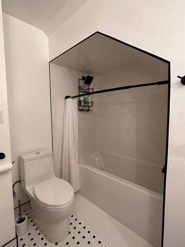 2222 210 Street, Bellevue, AB - Indoor Photo Showing Bathroom