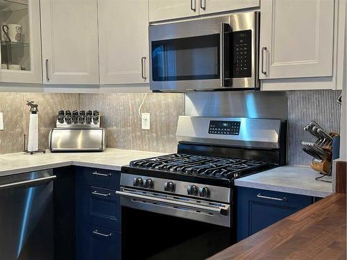 2222 210 Street, Bellevue, AB - Indoor Photo Showing Kitchen With Upgraded Kitchen