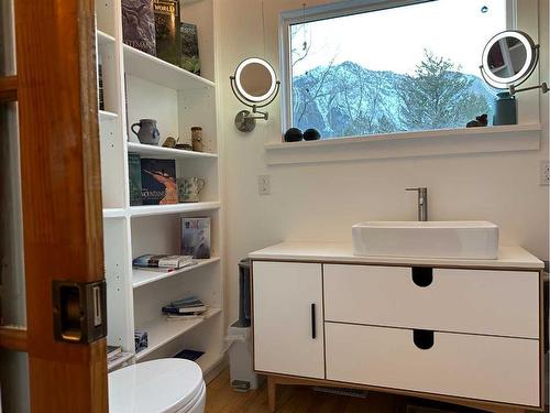 2222 210 Street, Bellevue, AB - Indoor Photo Showing Bathroom