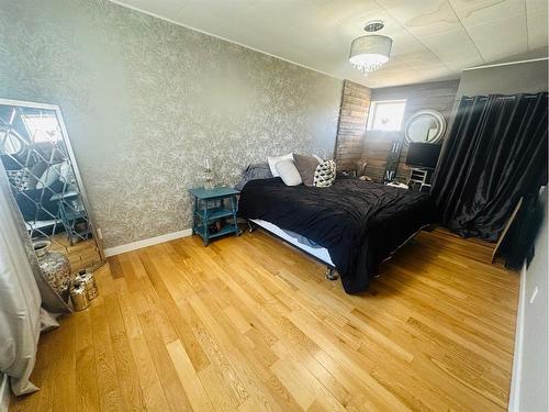 519 16 Street South, Lethbridge, AB - Indoor Photo Showing Bedroom