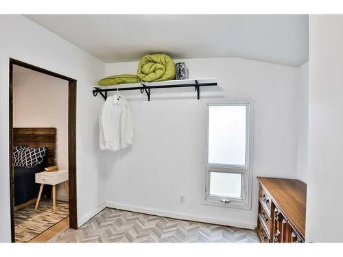 611 16 Street North, Lethbridge, AB - Indoor Photo Showing Other Room