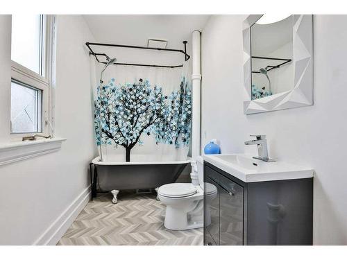 611 16 Street North, Lethbridge, AB - Indoor Photo Showing Bathroom