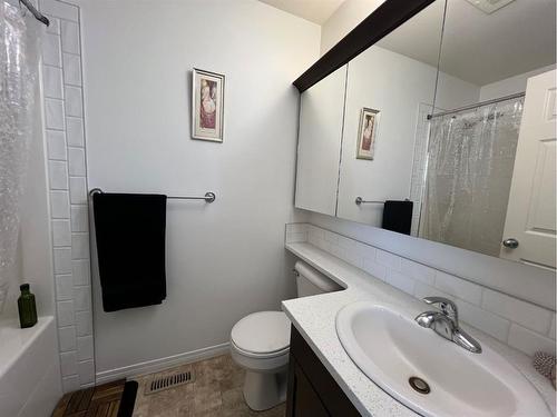 671 Parkside Drive, Coaldale, AB - Indoor Photo Showing Bathroom