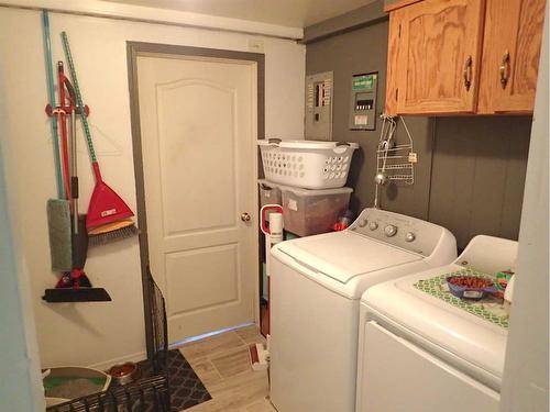 511 6 Avenue, Warner, AB - Indoor Photo Showing Laundry Room