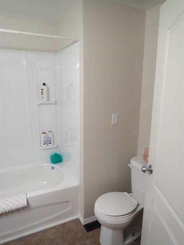 511 6 Avenue, Warner, AB - Indoor Photo Showing Bathroom