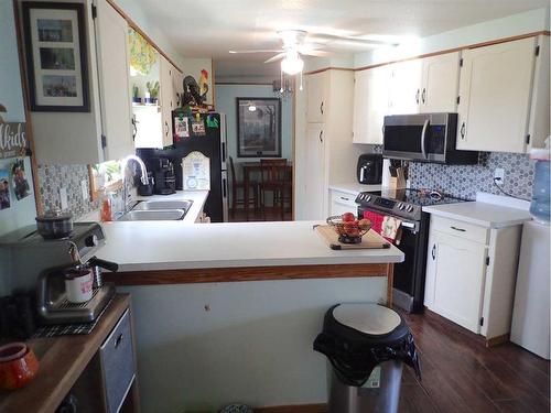 511 6 Avenue, Warner, AB - Indoor Photo Showing Kitchen With Double Sink