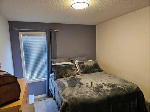 2-402 Couleecreek Boulevard South, Lethbridge, AB - Indoor Photo Showing Bedroom