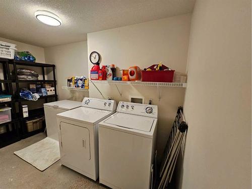 2-402 Couleecreek Boulevard South, Lethbridge, AB - Indoor Photo Showing Laundry Room