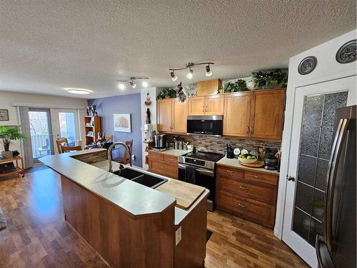 2-402 Couleecreek Boulevard South, Lethbridge, AB - Indoor Photo Showing Kitchen With Double Sink