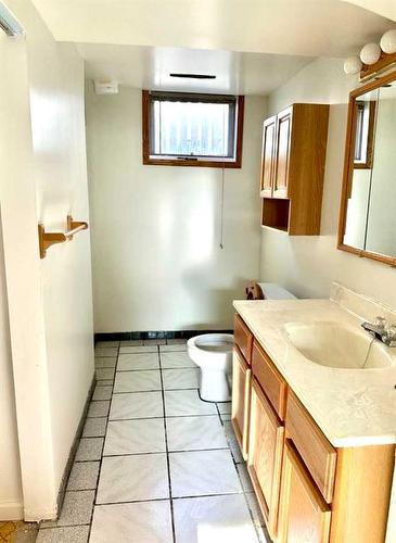 823 Alberta Avenue, Nobleford, AB - Indoor Photo Showing Bathroom