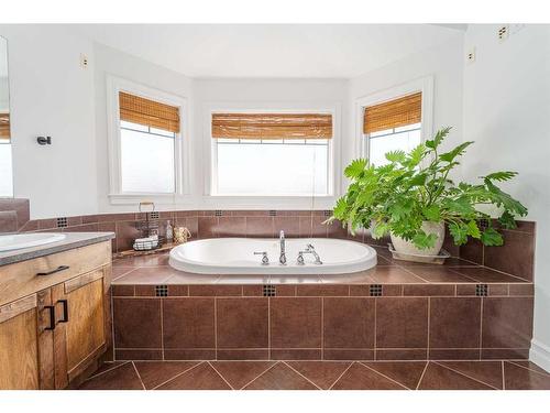 559 Canyon Cove West, Lethbridge, AB - Indoor Photo Showing Bathroom